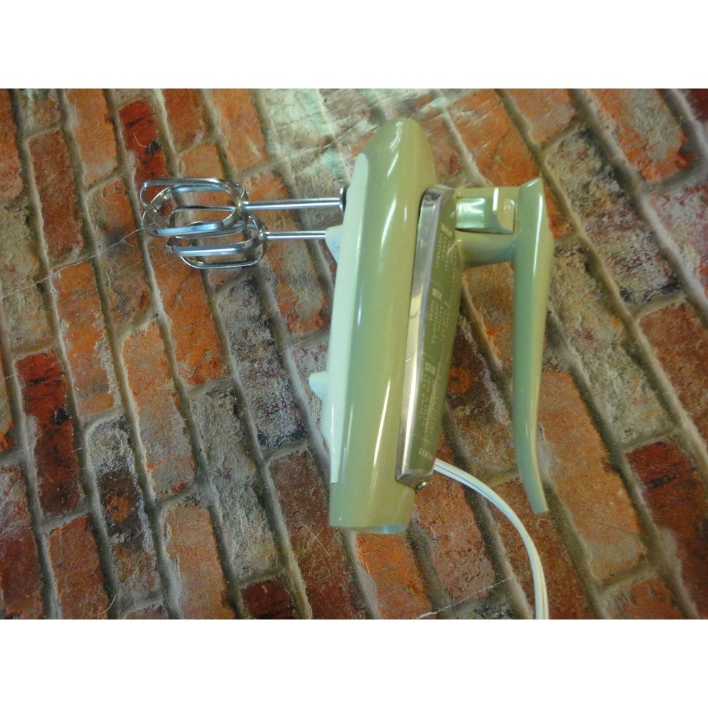 GE General Electric Hand Mixer Vintage 70's Avocado Green D4M47 in Working Order
